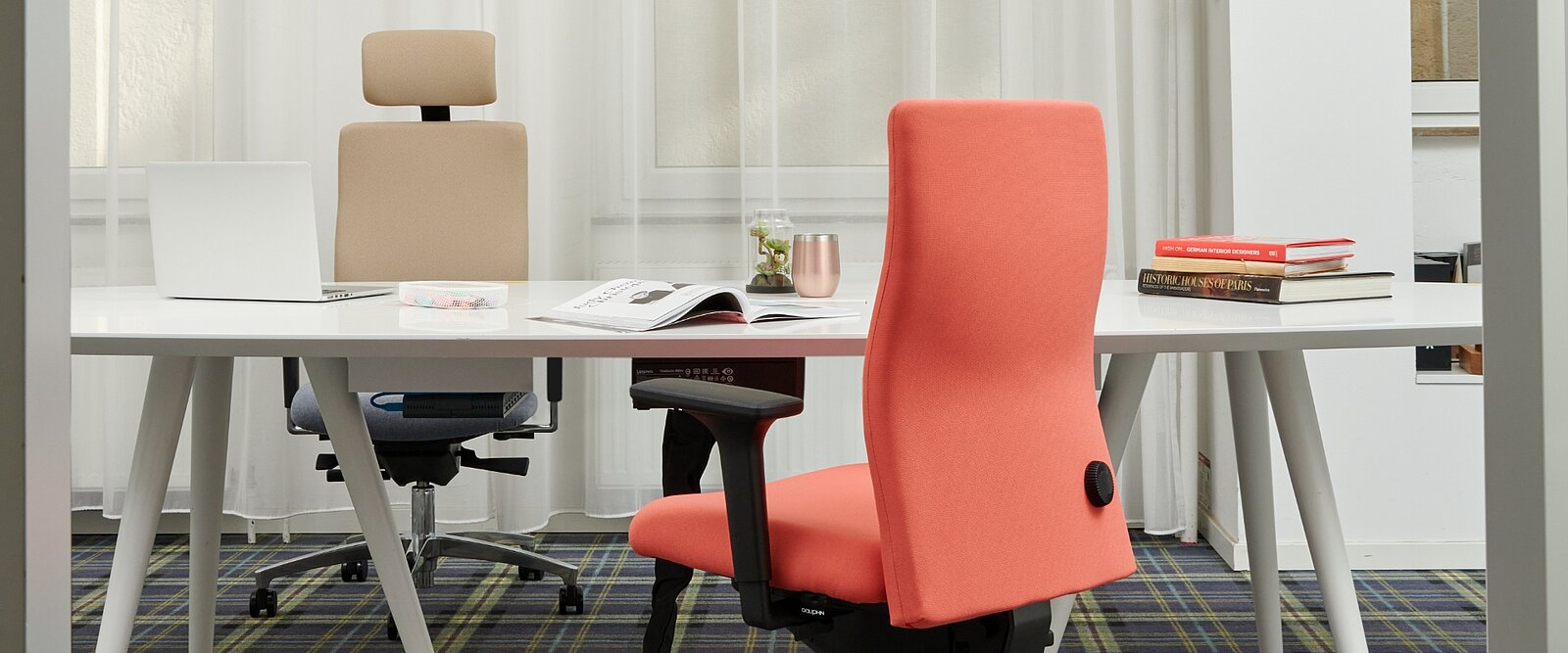 The Shape economy2 comfort swivel chairs with a fully upholstered backrest have an anatomical backrest contour to provide optimum support when working.