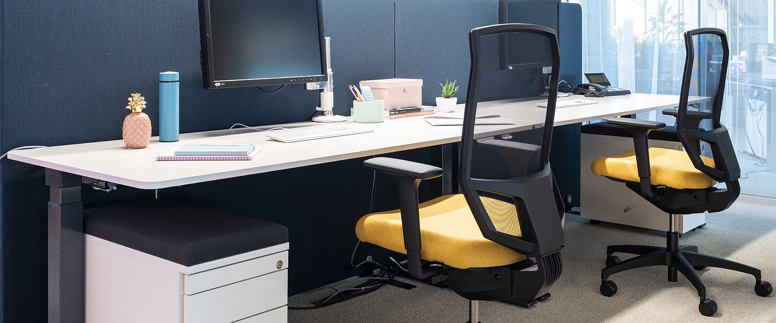 Stilo ES mesh fits perfectly into modern bench workplaces.