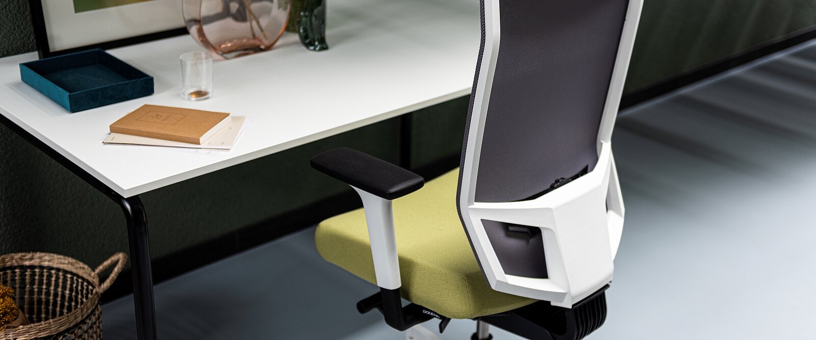 The striking mesh backrest from @Just evo also fits perfectly into any home office.